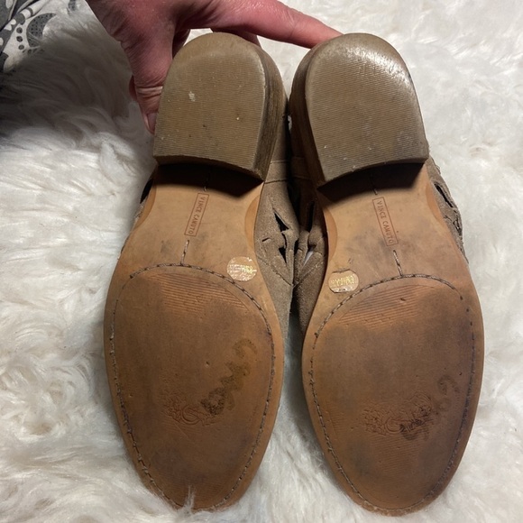 Vince Camuto Peera Tan Suede Western Cut Out Bootie size 8.5 back zipper - Picture 9 of 10